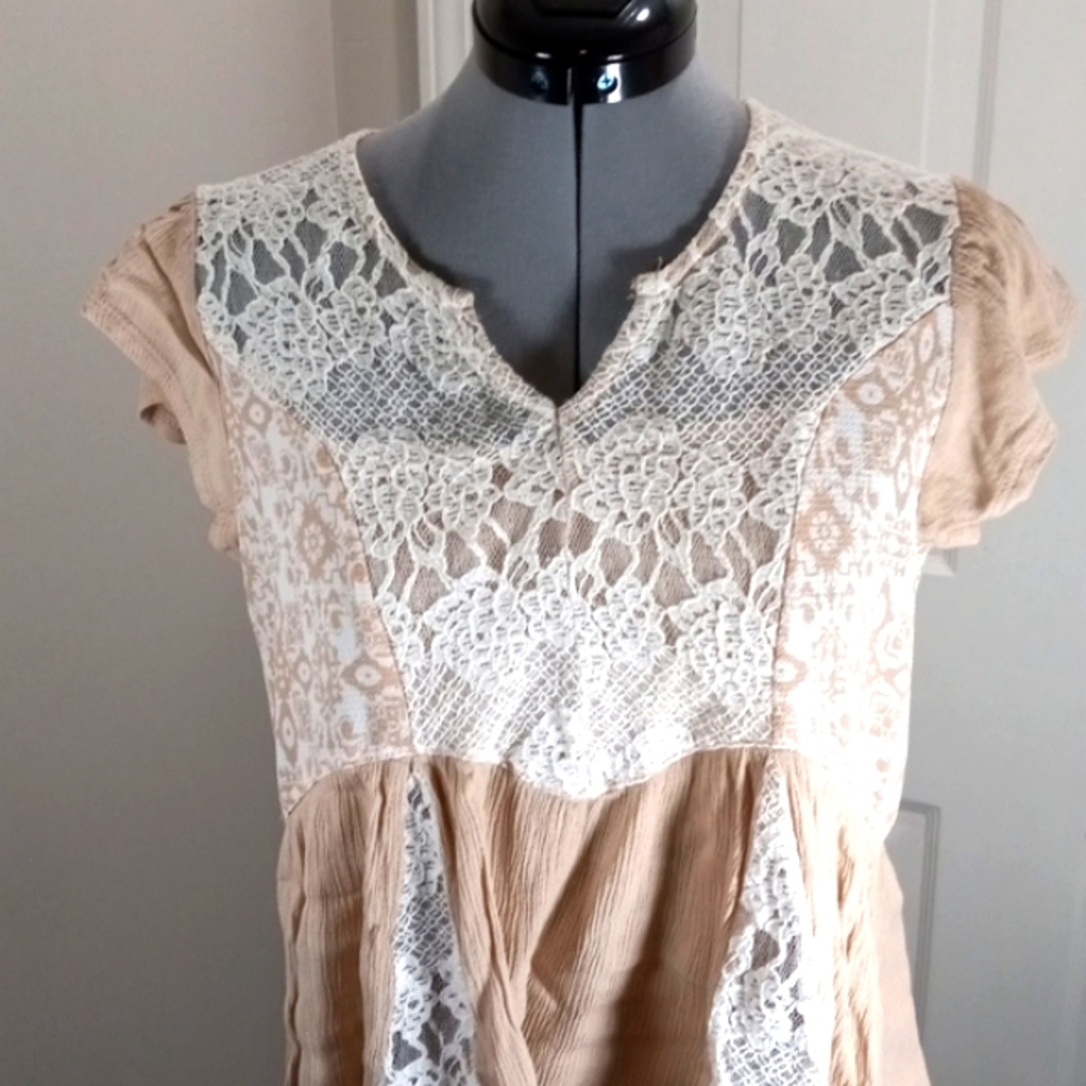ITS Our Time Beige/White Lace Top Sz Large